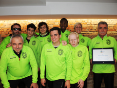 Mister Bonioli, premiato dalla sezione provinciale del CONI, con la squadra